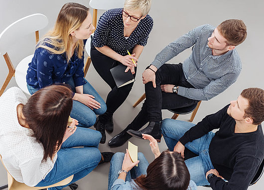 groupe de personne travail social