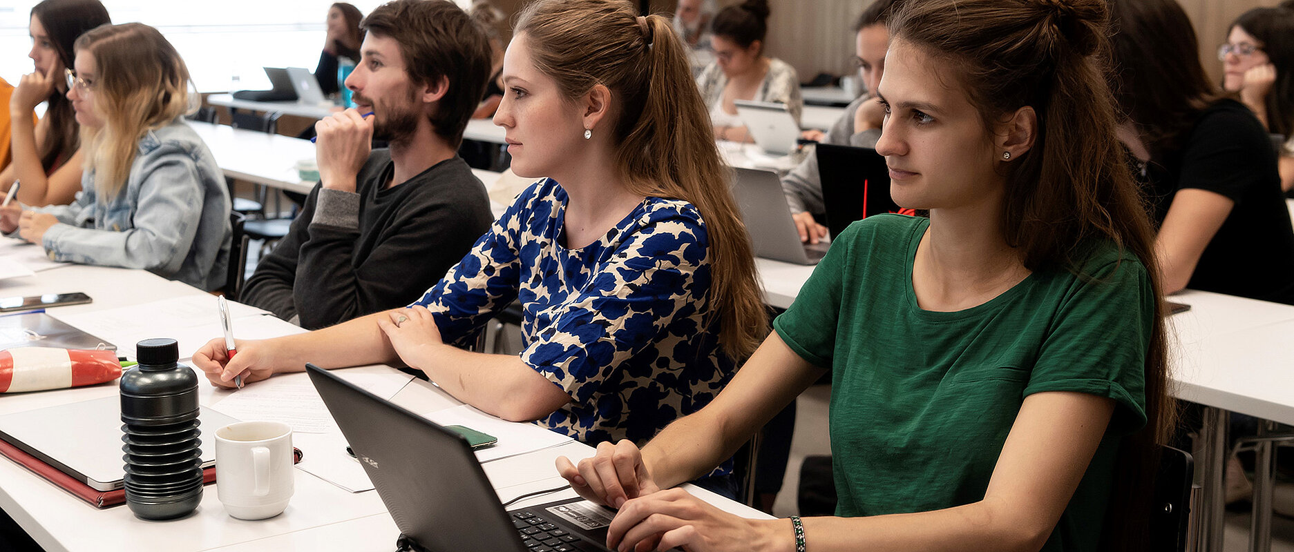 Etudiant-e-s dans un amphithéâtre