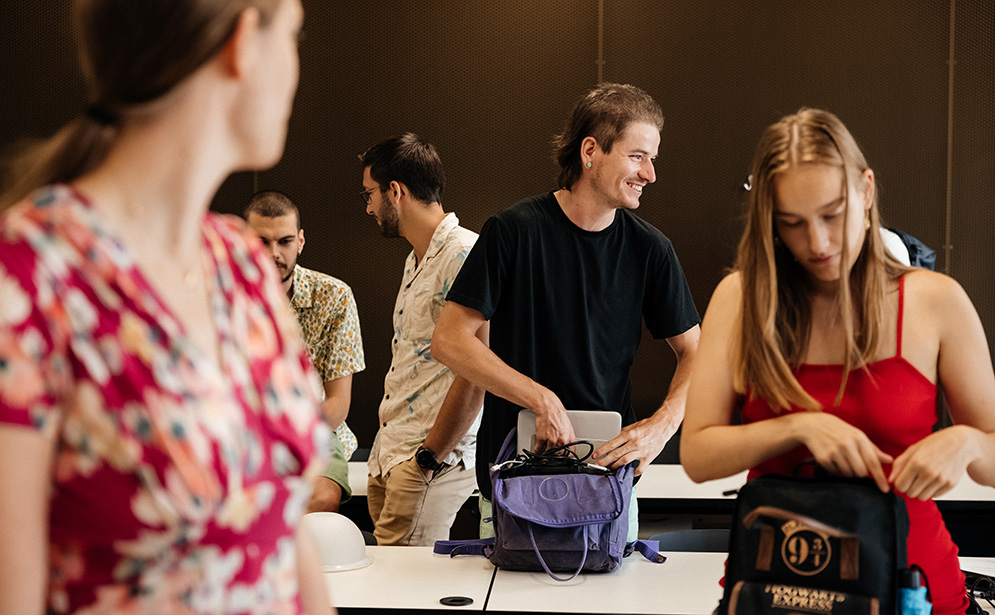 Etudiant en train de ranger ses affaires dans une salle de classe
