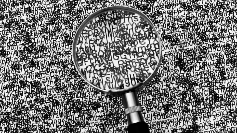 Texte crypté sous une loupe